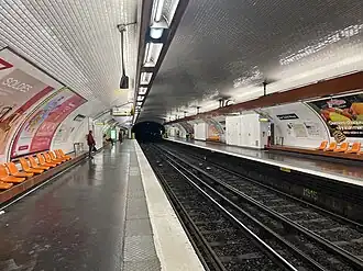 Les quais de la station, vus en direction de Gallieni.