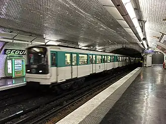 Rame MF 67 entrant en station en direction de Boulogne.