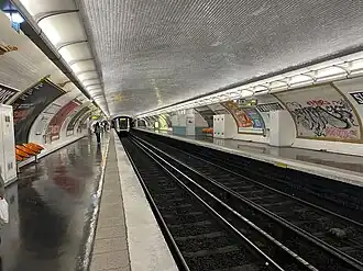 Vue d'ensemble des quais de la station en direction de Mairie de Montreuil.