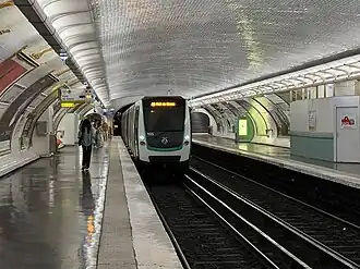Entrée d'une rame MF 01 en direction de Pont de Sèvres.
