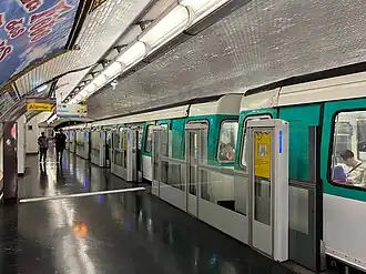 Rame MF 77 rénovée à quai en direction de Châtillon