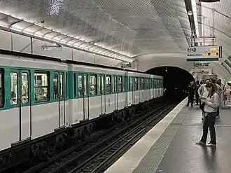 Rame MF 67 à quai en direction de Mairie d'Issy.