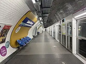 Les quais en cours de finition après la pose des portes palières.