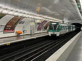 Rame MF 77 entrant en station en direction de Balard.