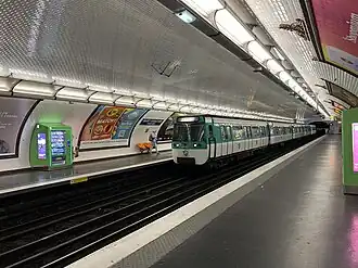 Vue des quais de la station avec l'entrée d'une rame MF 77 en direction de Balard.