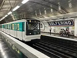 Rame MF 67 pour Mairie d'Issy entrant en station.