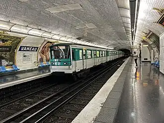 Rame MF 67 entrant en station en direction de Boulogne - Pont de Saint-Cloud.