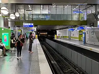 Les quais de la station de la ligne 7.