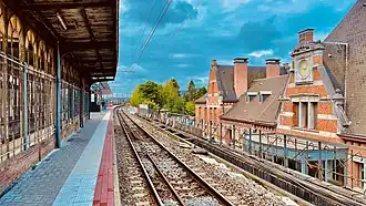 Quais surélevés et bâtiment.