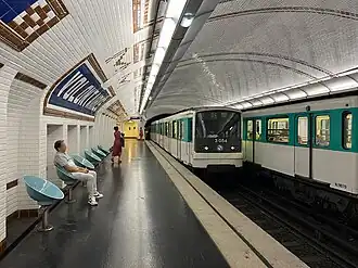 Croisement entre deux rames MF 67 dans la station.