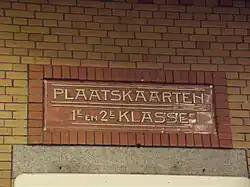 Au-dessus du guichet de 1re et 2e&nbsp;classe.