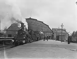 La locomotive à vapeur no&nbsp; 815, série 1700 des Nederlandse Spoorwegen, à la gare de Weesperpoort, Amsterdam, 14 mai 1902.