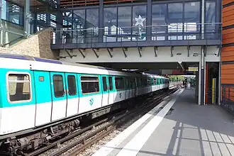 Vue d'un MF 77 à quaiet du fond du hall en mezzanine.