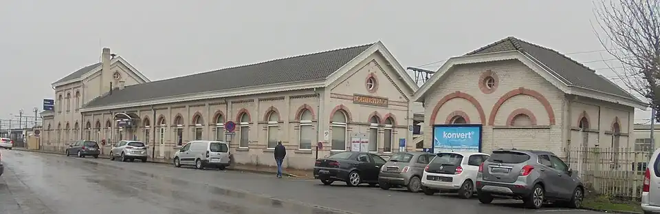 Ancien pavillon d'aisance (à droite).