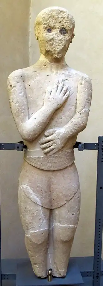 Sculpture anthropomorphe B, mise au jour au sein de la nécropole de Casa Nocera à Casale Maritimo, en Toscane. Cette œuvre est datée de la fin du VIIIe&nbsp;siècle&nbsp;av. J.-C./début du VIIe&nbsp;siècle&nbsp;av. J.-C.