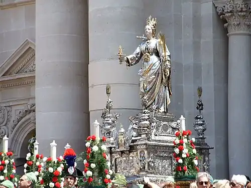 La statue en argent de Sainte-Lucie portée en procession dans les rues de la ville lors d'une festivité religieuse.