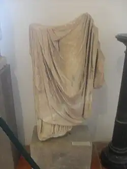 Fragment d'une statue féminine drapée peut-être identifiable à Cérès