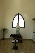Statue de Marie dans le porche de l'église.