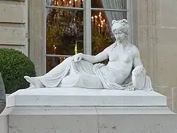 Statue dans l'escalier du jardin de la présidence.