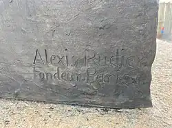 Signature de la maison Rudier Fondeur sur le socle de la statue.