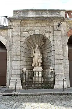 La statue de Jean de Gerson face à l'entrée de l'église Saint-Paul