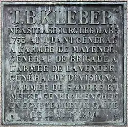 Inscription : «J.B. Kléber. Né à Strasbourg le 6 mars 1753. Adjudant général à l'armée de Mayence. Général de brigade à l'armée de la Vendée. Général de division à l'armée de Sambre et Meuse. Général en chef en Égypte. Mort au Caire le 14 juin 1800.».