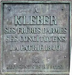 Inscription : «A Kléber, ses frères d'armes, ses concitoyens, la patrie. 1840. Ici reposent ses restes».