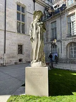Statue devant le Palais des ducs de Bourgogne de Dijon
