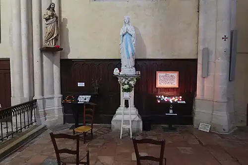 Statue de la Vierge Marie et, en haut à gauche, de Jésus.