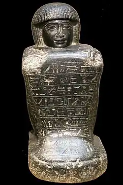 Statue cube du « préfet » de l'oasis du Fayoum, Sobekhotep. XVIIIe&nbsp;dynastie. Granit, H. 41 cm.