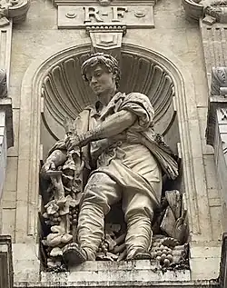 Statue de vigneron sur la façade.