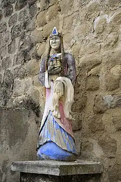 Statue d'Ernengarde, reine de Bourgogne en 1011.