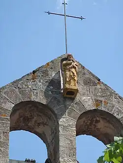 ... et son clocher-mur orné d'une statue de Saint-Régis.