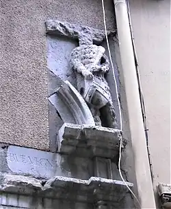 Statue de l'Homme Sauvage au N°7.