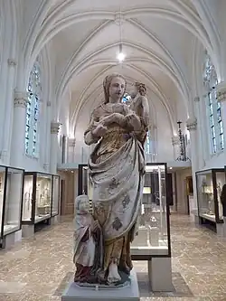 Statue de la Vierge à l'Enfant à l'entrée du premier étage.