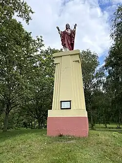Statue du Sacré-Cœur, sur la colline de la Hossière.