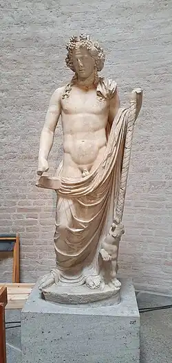 Dionysos “Bevilacqua” portant le thyrse, copie romaine d'un original grec du IVe siècle av. J.-C..