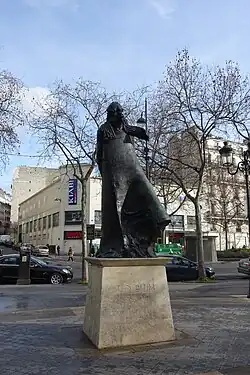Statue de Léon Blum par Philippe Garel (1985), place Léon-Blum à Paris.
