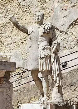 Haut de statue, homme bras levé, torse en cuirasse