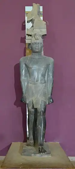 Statue colossale du pharaon Taharqa. Granit noir et traces d'or. H. env. 3 m. Musée national du Soudan