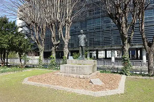 Statue dans le square Robert-Schuman à Paris.