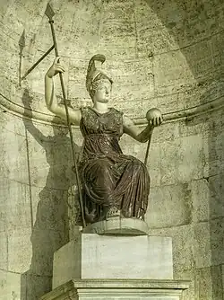 Statue d'une femme assise, casquée, tenant une lance à droite, et une sphère à gauche; la statue en marbre blanc, robe en porphyre.