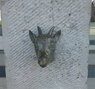 Tête de la Gâte placée sur la façade de l'hôtel de ville.