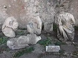 Statues des Saintes Femmes au tombeau, présentes dans la grotte et décapitées lors de la révolution .