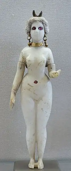 Statuette en albâtre d'une déesse nue, avec des ornements en bronze doré et rubis, provenant d'un tombeau de Babylone, Ier&nbsp;siècle&nbsp;av. J.-C. − Ier&nbsp;siècle apr. J.-C. Musée du Louvre.