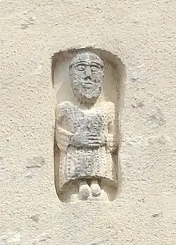 Statuette dans une niche de la façade.