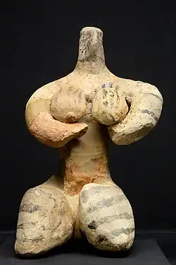Figurine de parturiente assise de la période de Halaf. Musées royaux d'Art et d'Histoire de Belgique.