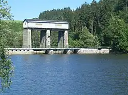 Le lac de retenue et le couronnement amont du barrage de Neufelden.