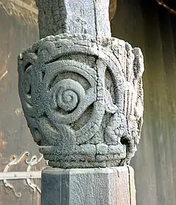 Stavkirke d'Urnes, chapiteau rond