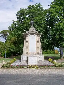 Le monument aux morts devant l'église (mai&nbsp;2009)